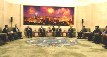 全国人大副秘书长曹卫洲会见参加第三届中日议员公务员书法展的日本议员代表团 